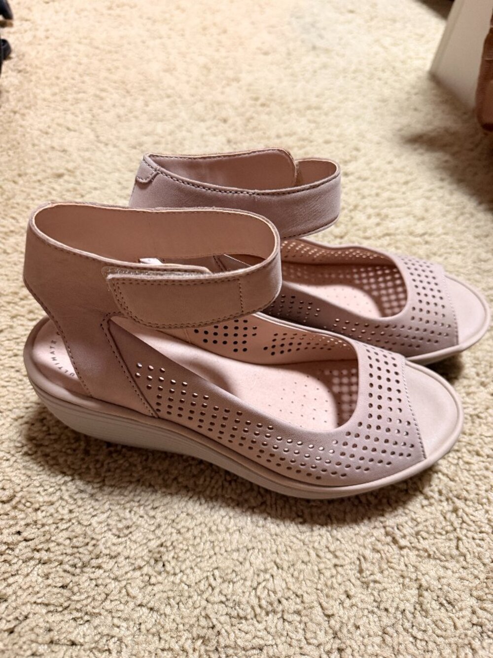 CLARKS ULTIMATE COMFORT PERFORATED WEDGE SANDALS - Blush pink / nude - SIZE 7
